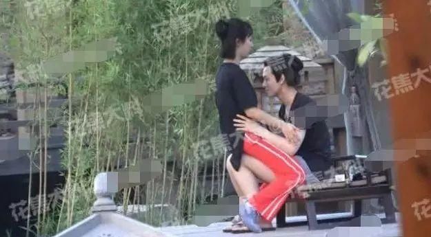 辟谣没人信，手滑点赞又挨骂，张雪迎到底做错了什么？