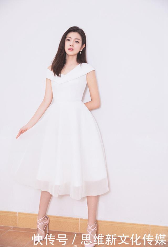 都是一身白色长裙的打扮,赵丽颖和陈妍希一对比,网友:差太多了