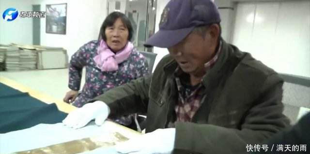 河南一农民山上捡到一个“铜片”，拒绝10万收购，无偿上交国家