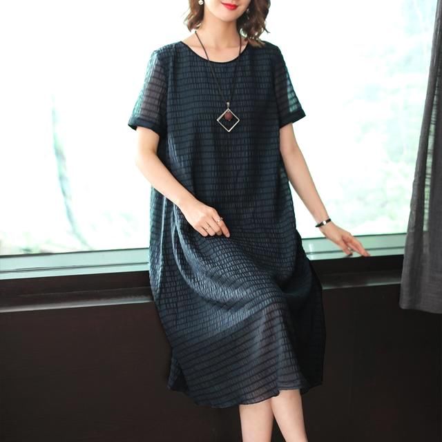 奔4奔5女人，尽量穿高级点，看看这些高端连衣裙，洋气有女人味