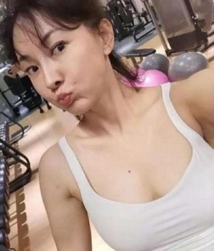 『 凹凸感』这身材像26岁少女,46岁牛莉身材太有“料”!穿薄纱裙难掩凹凸感