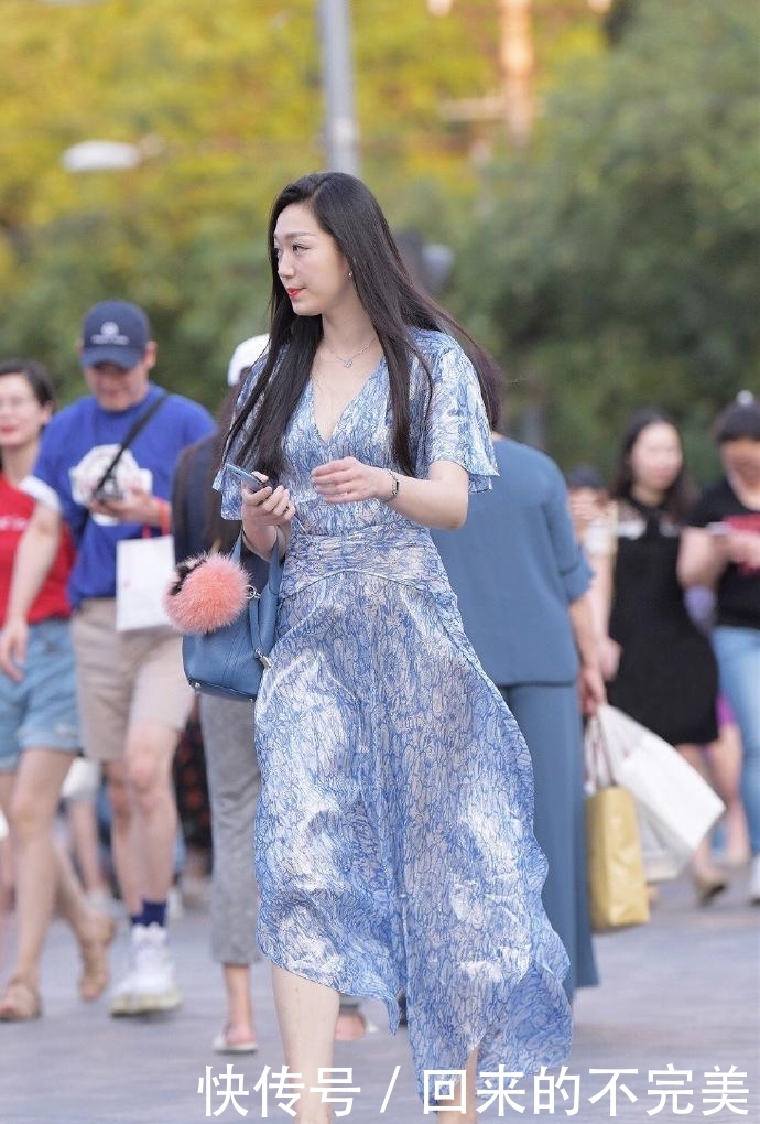  「时尚姑娘」街拍：连衣裙有多美，穿过才能够体会