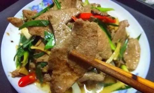  [炒出来的猪肝]这菜，贫血的人要多吃，补血最厉害，对眼睛好，4块钱能炒一大盘！