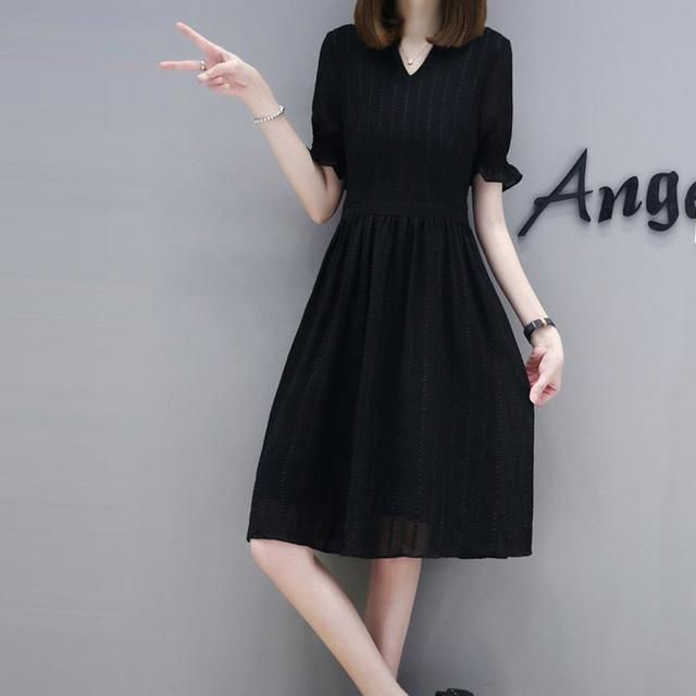 有一种优雅，叫‘赫本裙’，精致美嫩，高雅中透着俏皮，妩媚动人