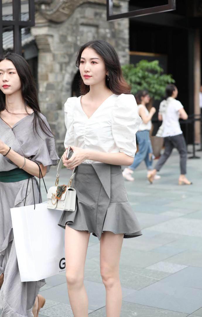 成都街拍: 优雅与气质并存的女神范小姐姐,举手投足都是那样美!