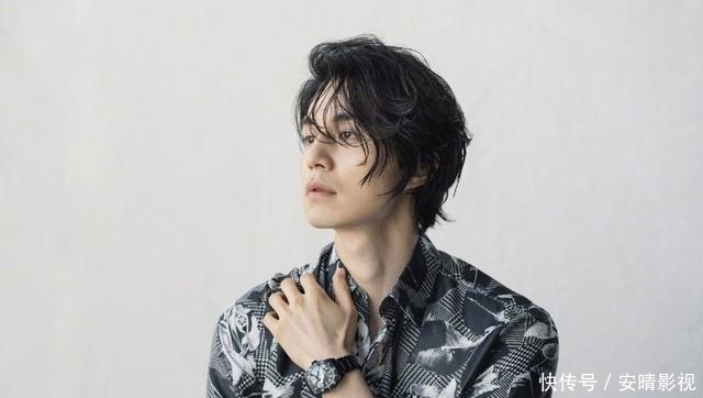 颈部比例@他是无数少女的“梦中情人”,穿简约白衬衫亮相,真的快40了?