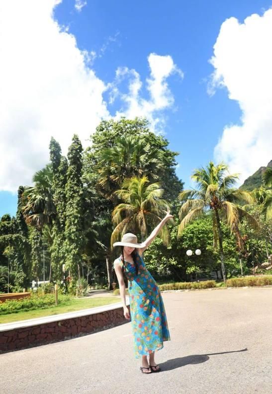 盘点女星穿裙子，高圆圆时尚，迪丽热巴可爱，她穿的最迷人