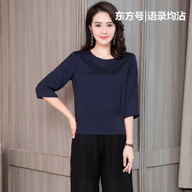 50岁女人别穿的那么老气，薄而不透的真丝衫，让你年轻不止十岁