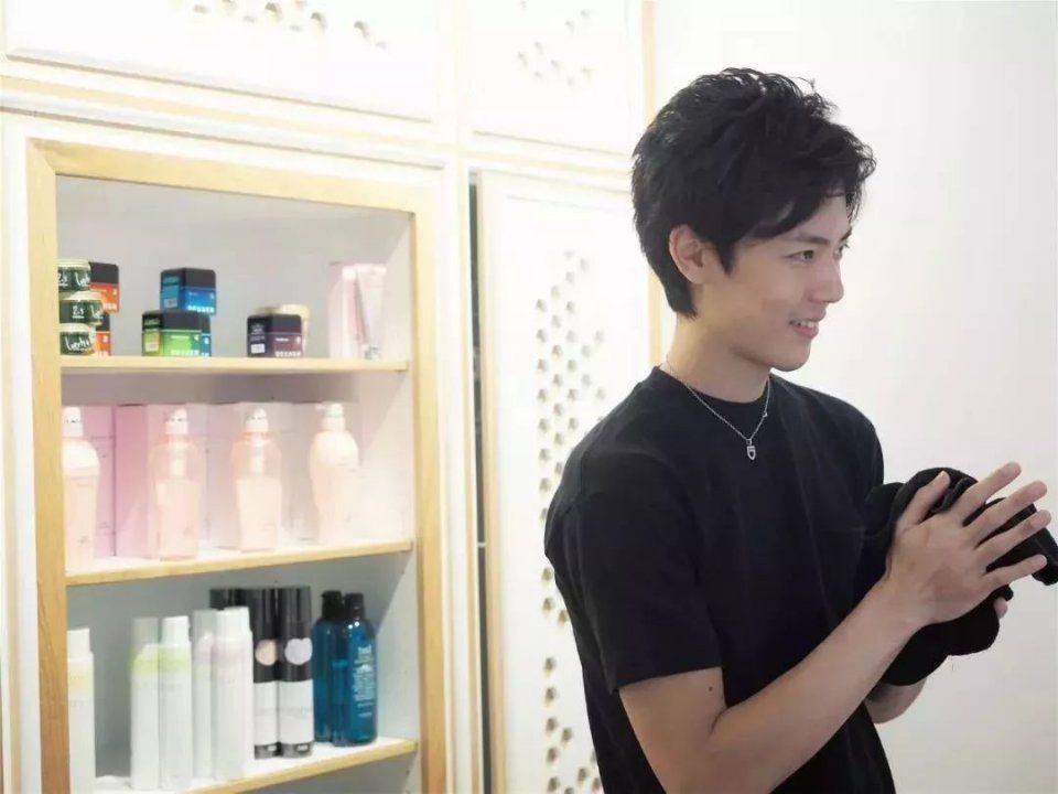 还在流行小奶狗?Instagram盐系小哥哥火遍悉尼CBD，只因他修长有