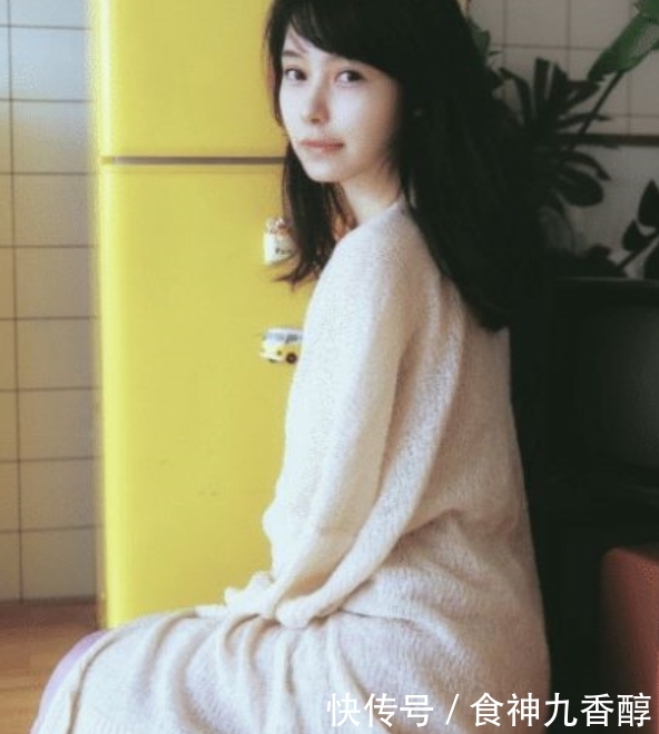 「 美女」一件粉色背心配白色短裤,时尚性感迷人,美目盼兮的美女