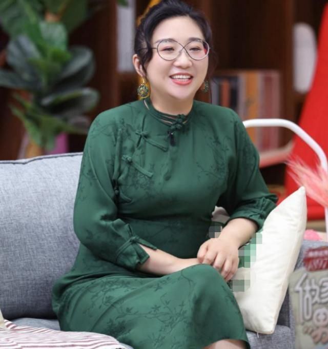  『身材』微胖就不能穿旗袍？傅首尔就把旗袍穿得端庄优雅，网友：学起来！