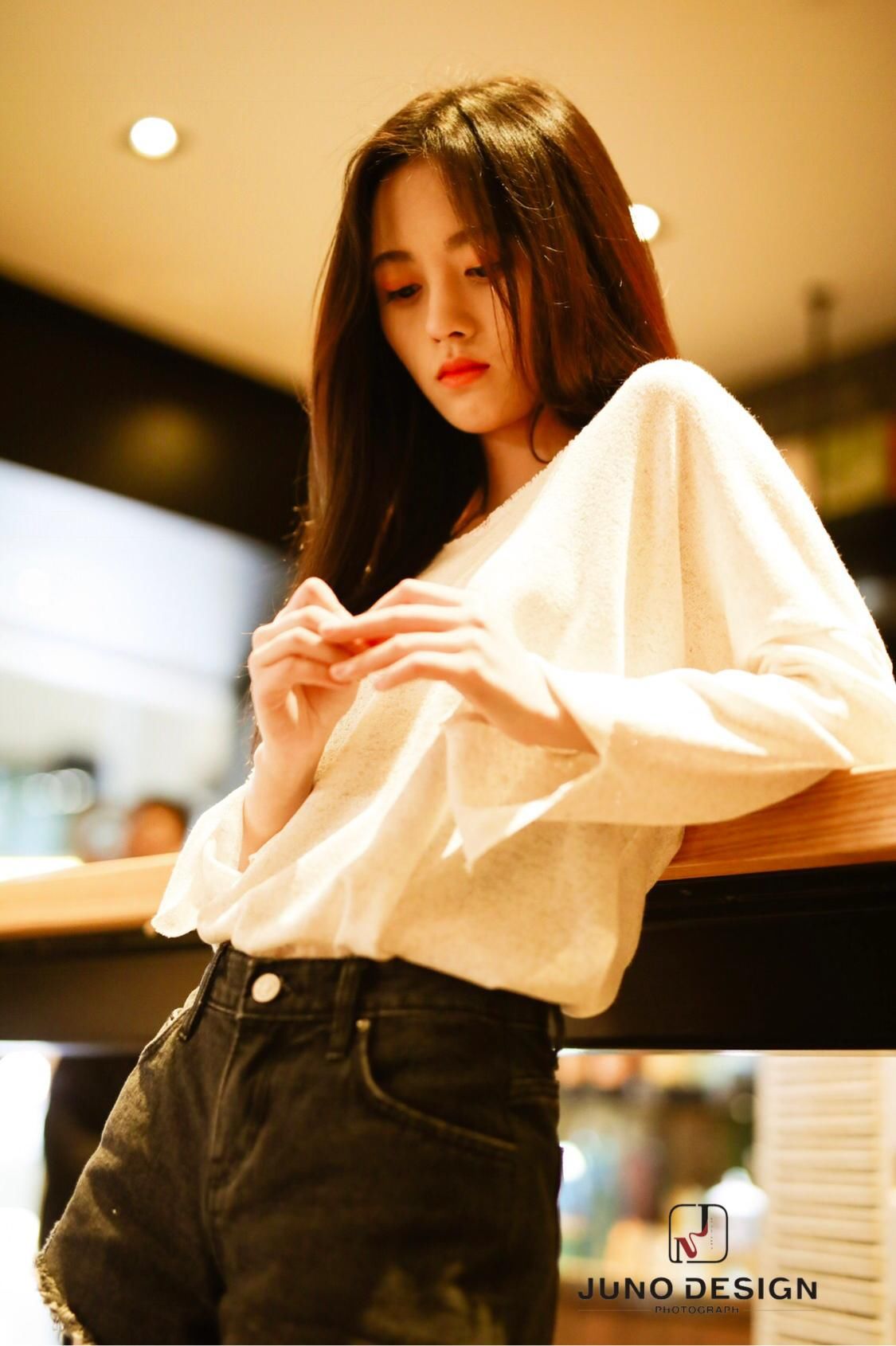 四千年美女鞠婧祎穿露肩装忒撩人，回眸一笑更撩，网友:被迷住了