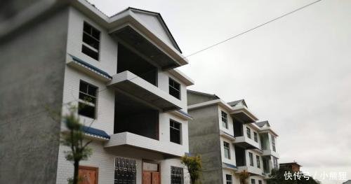 农村统一建房, 有楼住有钱补, 专家都很支持, 农民却问了3句话