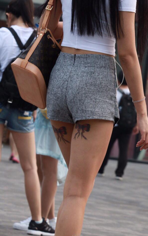 成熟小姐姐穿白色紧身上衣裹出傲人上围，身材火辣很有看点