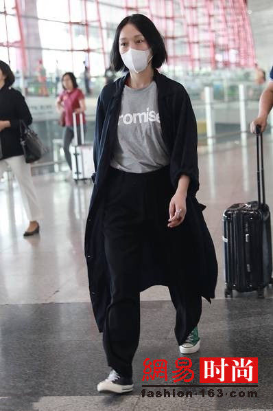 周迅穿这样去巴黎高定周 机场街拍从不摆谱