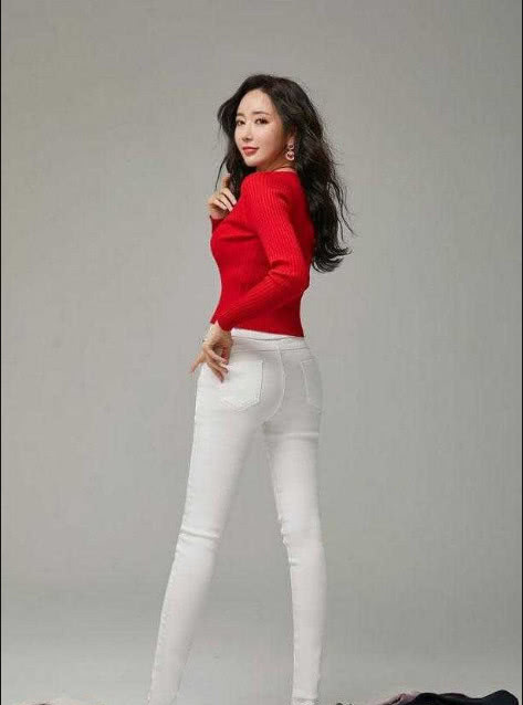 身材较好的小姐姐，搭配上紧身的牛仔裤看上去特别的显精神