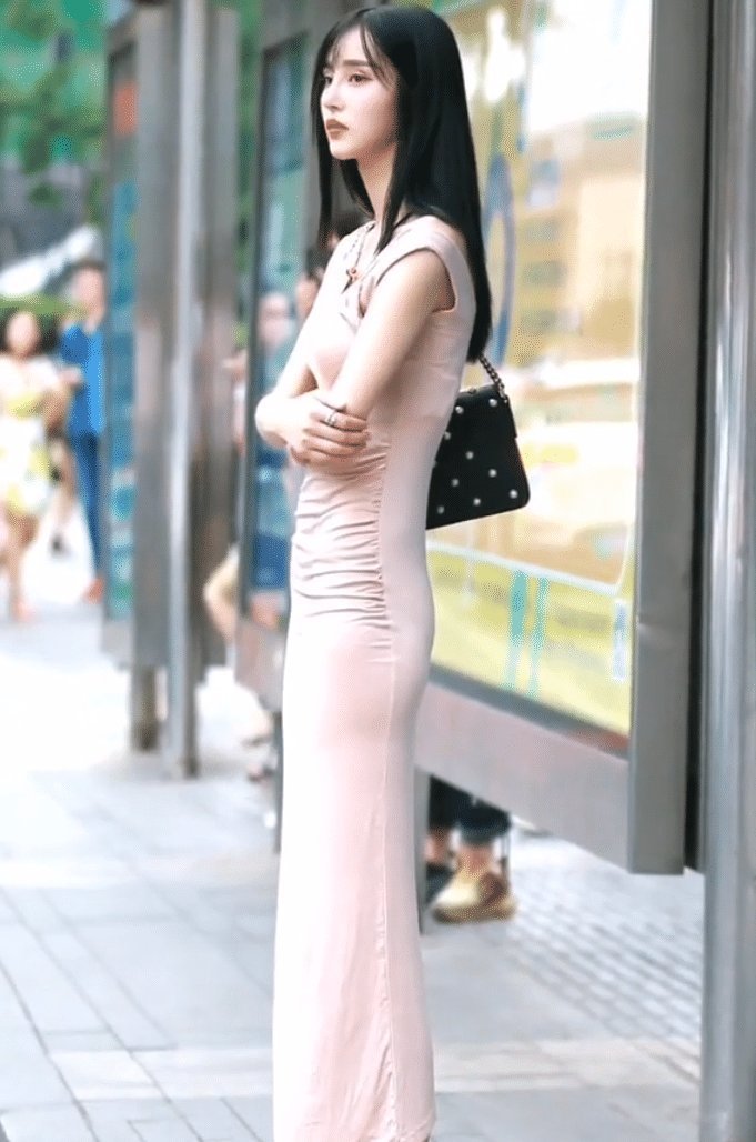  美女|美女那么好看的包臀长裙，为什么就是不肯穿高跟