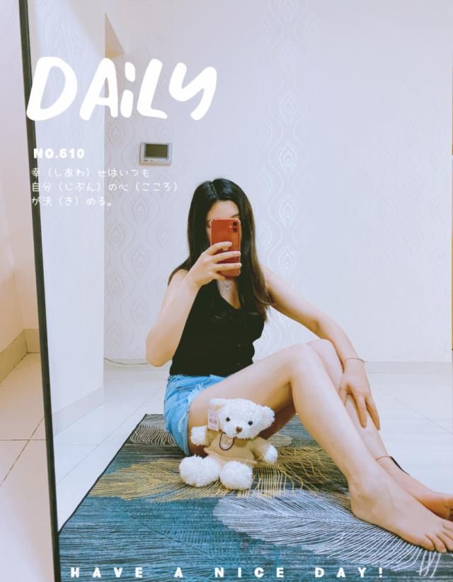  后再加上一■牛仔裤搭配黑色小吊带真的太cp了，适合春天的造型，潮流又百搭！