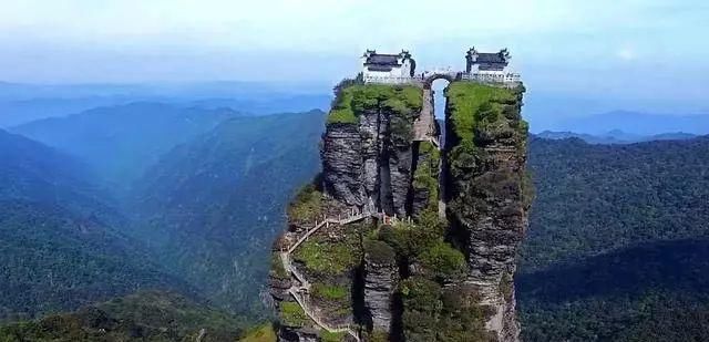 中国最惊险的两座寺庙，建在2500米的山顶两端，通行全靠悬空桥梁