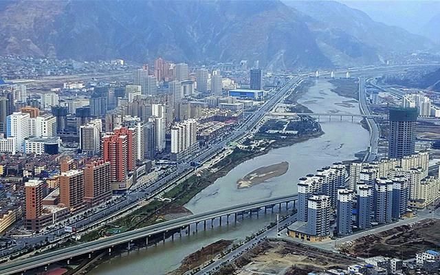 中国八个瘦成一道闪电的城市，人家市区是大饼，他们狭长呈带状!