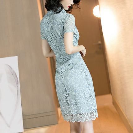 35岁的女人就该这么打扮,蕾丝裙+高跟鞋,嫩的像25还显气质