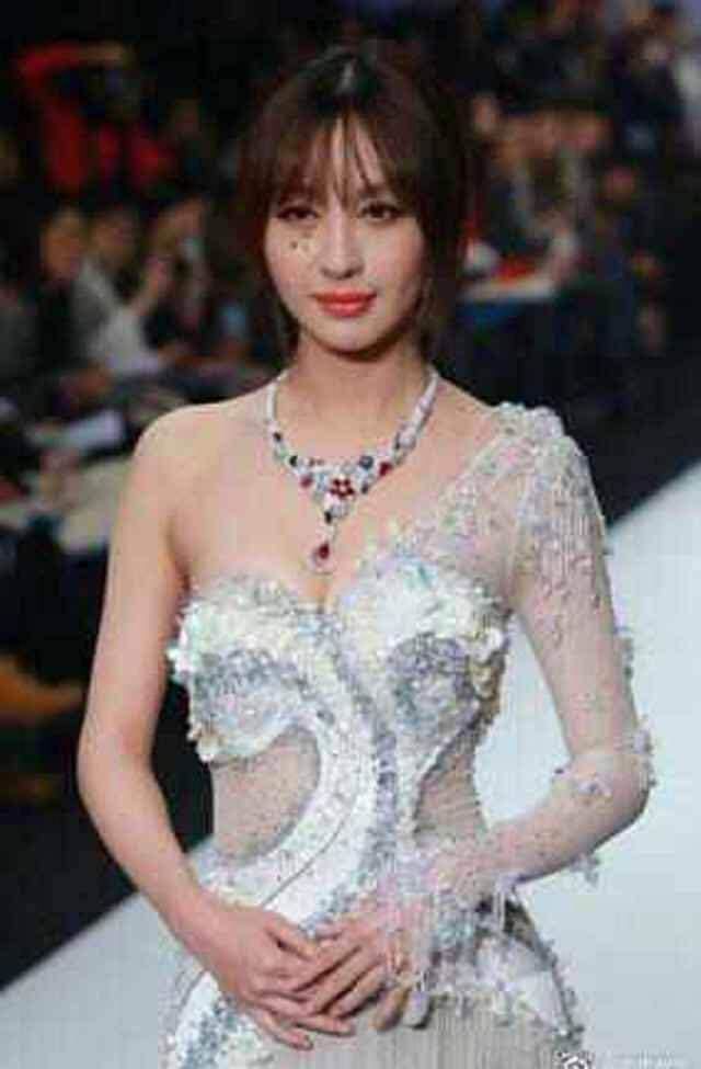 李菲儿为炫身材，穿裙子只够遮重点，腿上的毛看得我强迫症犯了