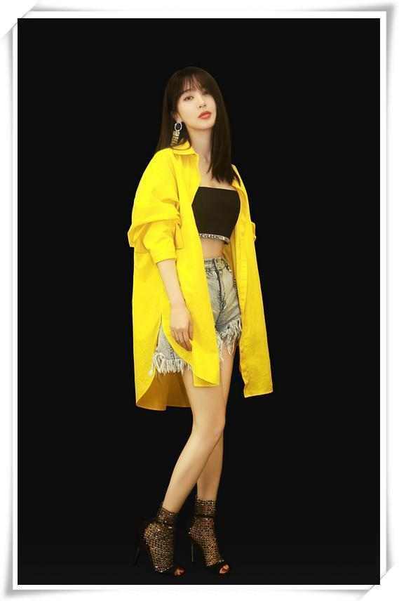 李菲儿的超短裙已经够短了, 还在前面开个叉, 网友: 显腿长呗!