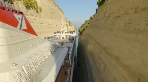 22.5米的邮轮进入希腊运河，网友：这技术能开航母了