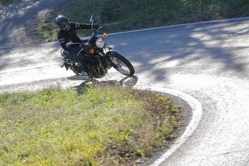  『摩托车』新时代复古范儿，意大利媒体小姐姐测评钱江贝纳利帝国400