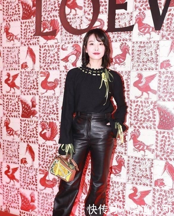 『西裤』今年穿裤子流行把裤脚绑起来,这种“上宽+下窄”的穿法时尚显瘦
