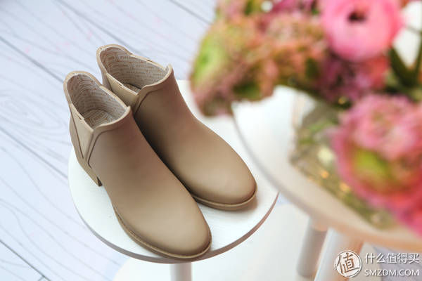 打上时髦小伞，穿上有范儿的雨鞋，雨季也能Pick好心情!