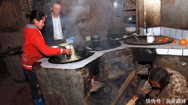 十五岁女孩与35岁的男子荒谬的婚姻生活，她对丈夫却称大叔