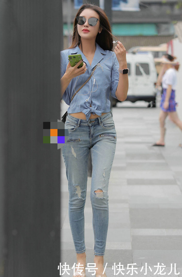  【服饰】街拍：精致柔美的灰色连衣裙，能够完美地修饰出好身材