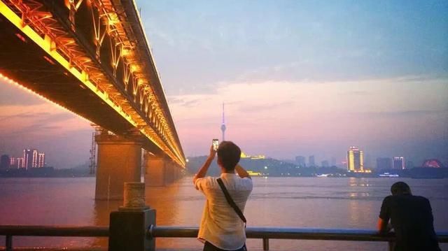  五十年■武汉最坚固大桥：60年被撞77次，百万铆钉无松动，还可