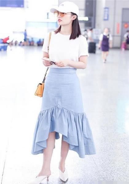 素颜也敢出镜！李沁雀斑黑眼圈暴露无遗，网友：晚上在干啥？