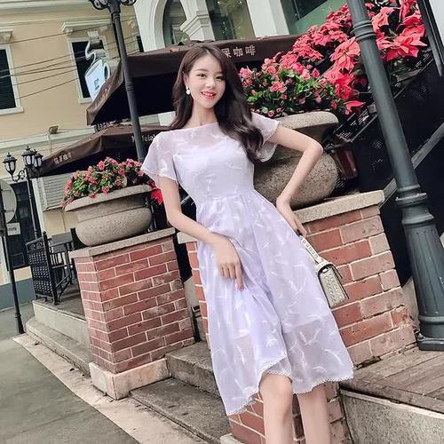 别让懒散束缚品味,名媛连衣裙展现街头百态,这个盛夏要你好看