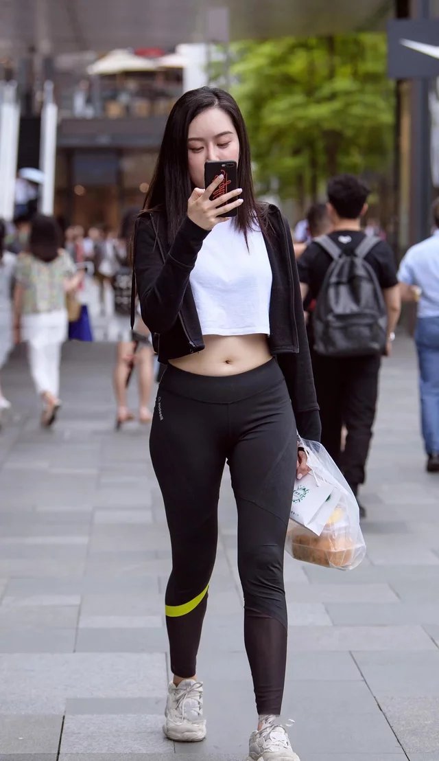 气质小姐姐紧身裤勾勒出丰腴曲线，凸显腿型让整个人更吸睛