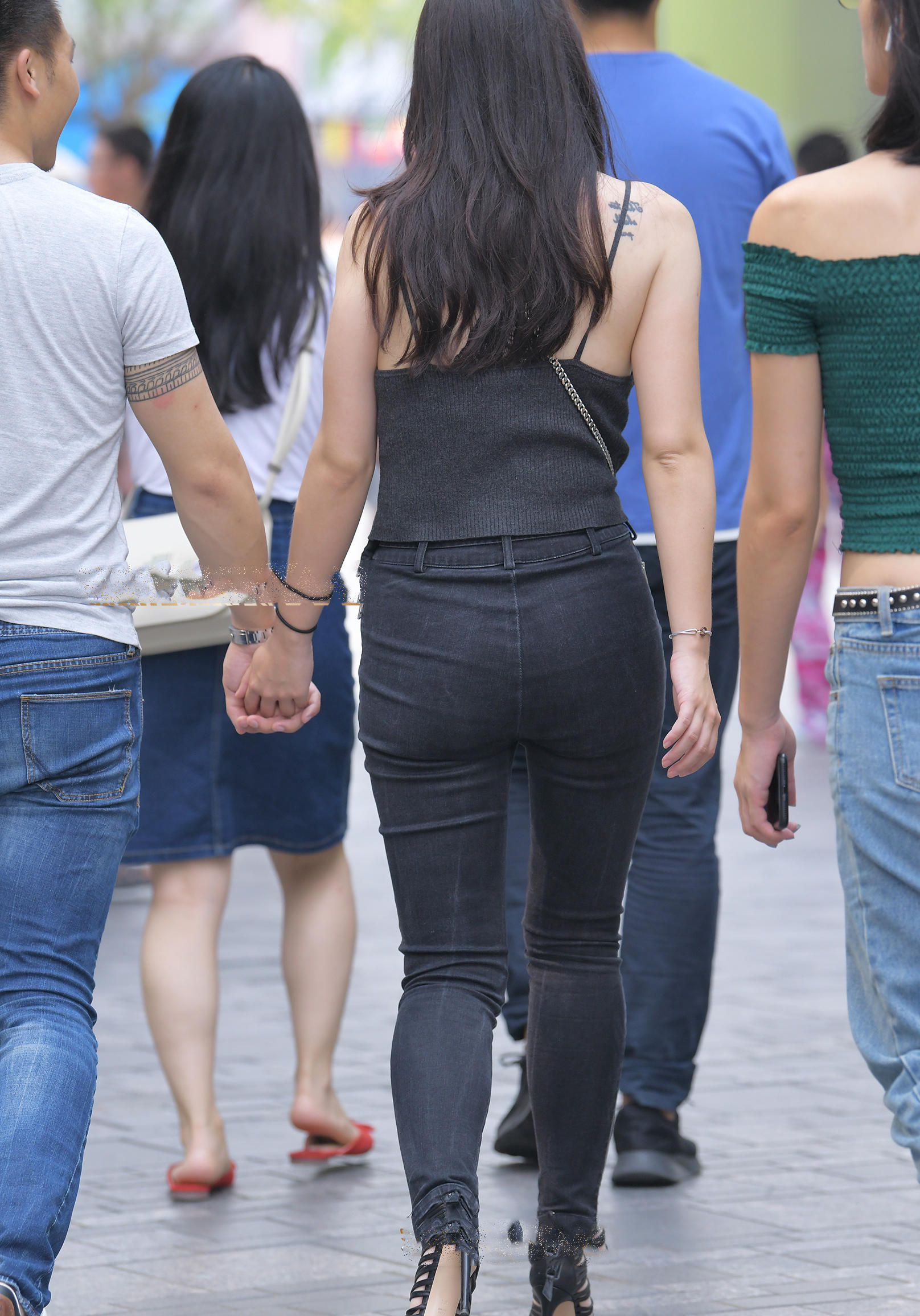 气质小姐姐紧身裤裹出饱满臀线，和男友街头秀恩爱不顾旁人