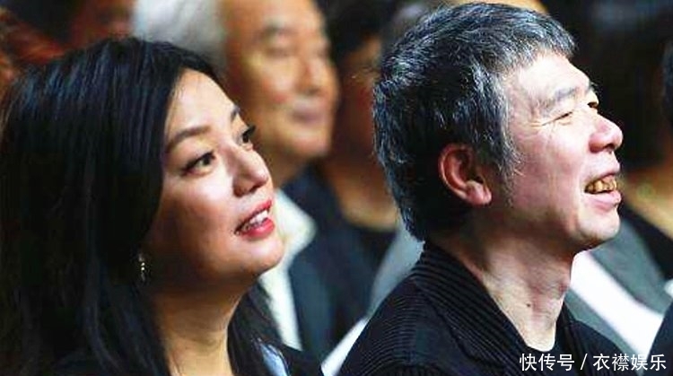  开业@李亚鹏选择疫情期餐厅开业，生意惨淡，他坐镇店中吞云吐雾，满面愁容一脸沧桑