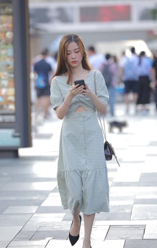  尖头细跟款式：淡绿色格纹连衣裙搭配尖头细跟鞋，气质优雅、还有满满的青春感