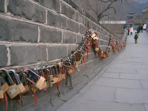 你们的爱情信物，都变成了景区垃圾