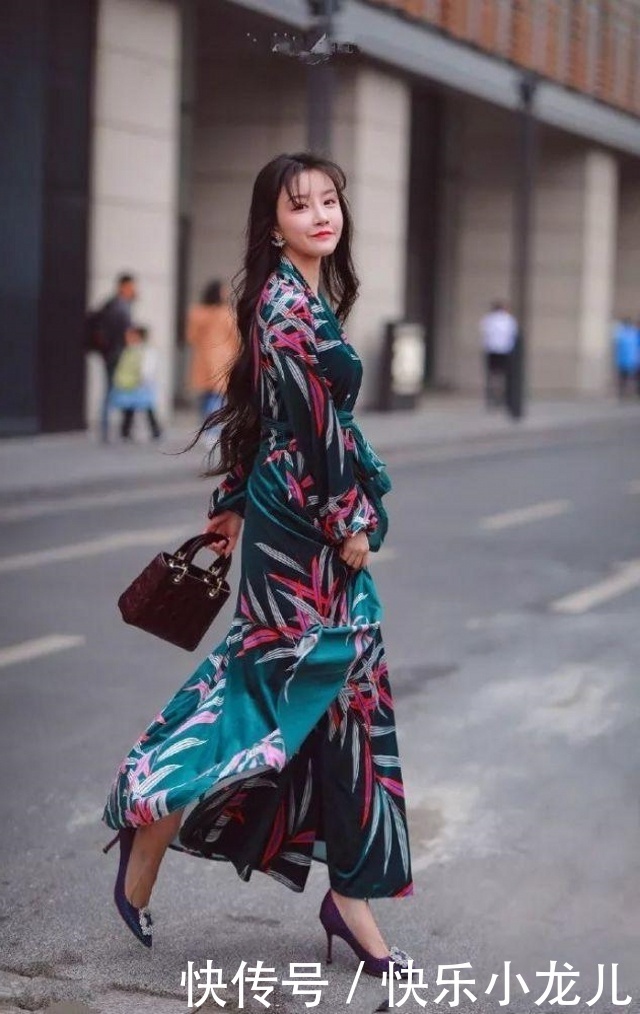 搭配|街拍:小姐姐青春甜美,穿着连体短裤,十分吸引别人眼光