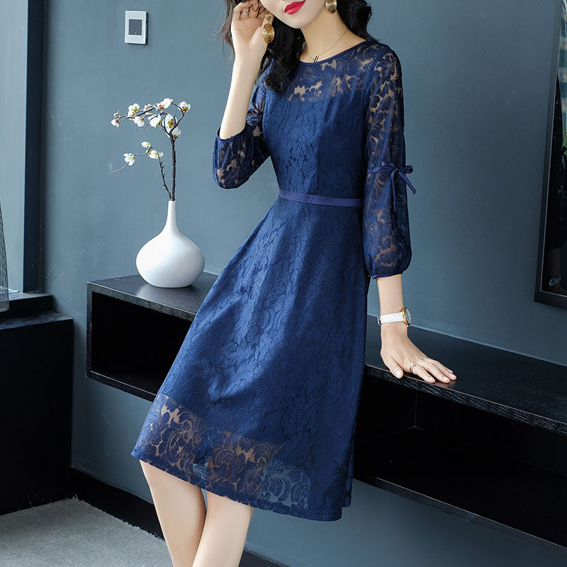 姑娘太美了!身着秋季气质A字裙，显瘦高贵，连背影都美爆