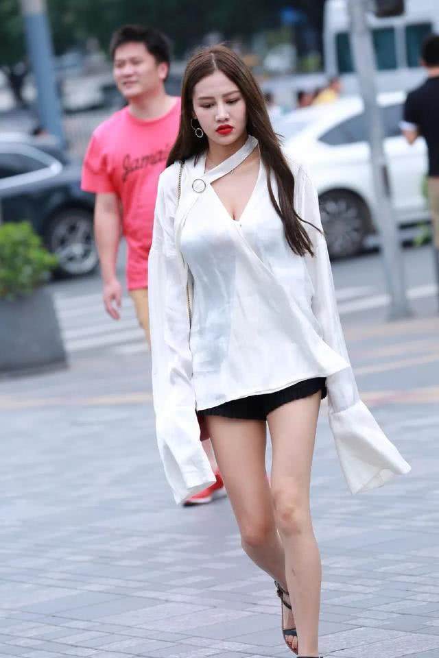 街拍: 穿着衬托气质的小姐姐, 现出女性柔美的风范!