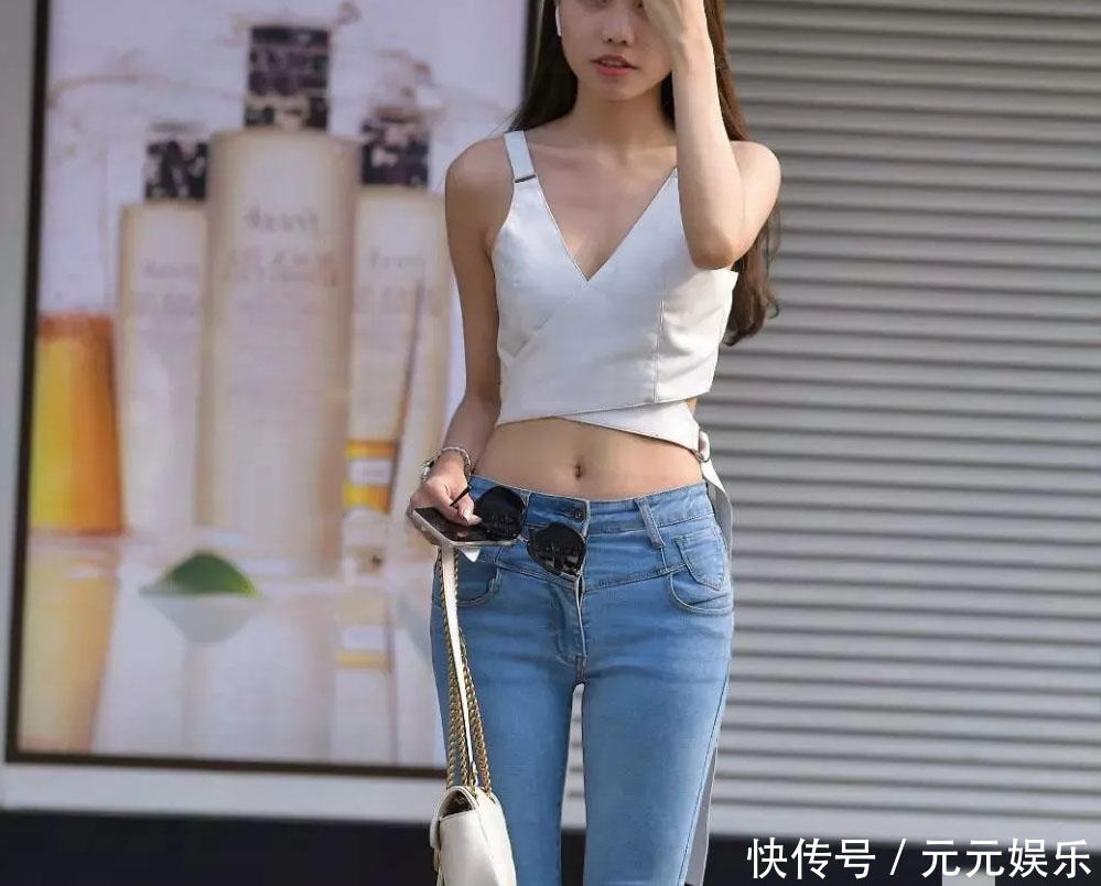 时尚御姐出游,紧身牛仔裤双腿修长,吊带透视装霸气外漏
