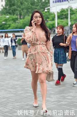 街拍: 深V装凸显傲人身姿, 第四位小姐姐高挑身材引人侧目！