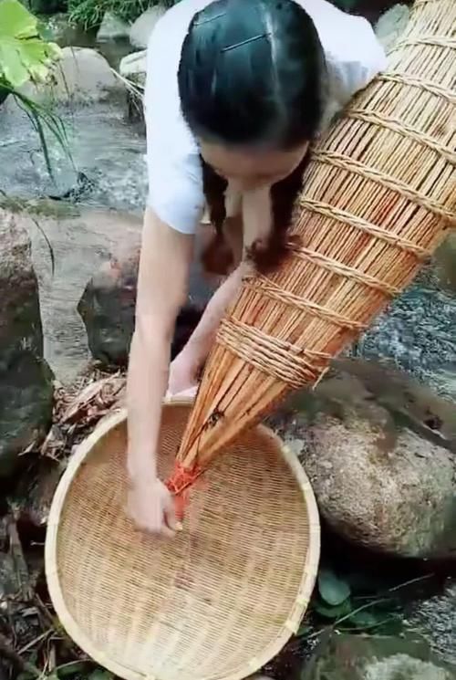  [鱼儿]老祖宗留下来的捕鱼工具，野生小鱼一旦钻进去就出不来了