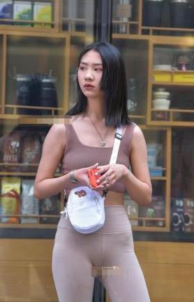 萌妹子露脐背心搭配紧身裤曲线上凸下翘，冷酷的眼神透露出不羁的