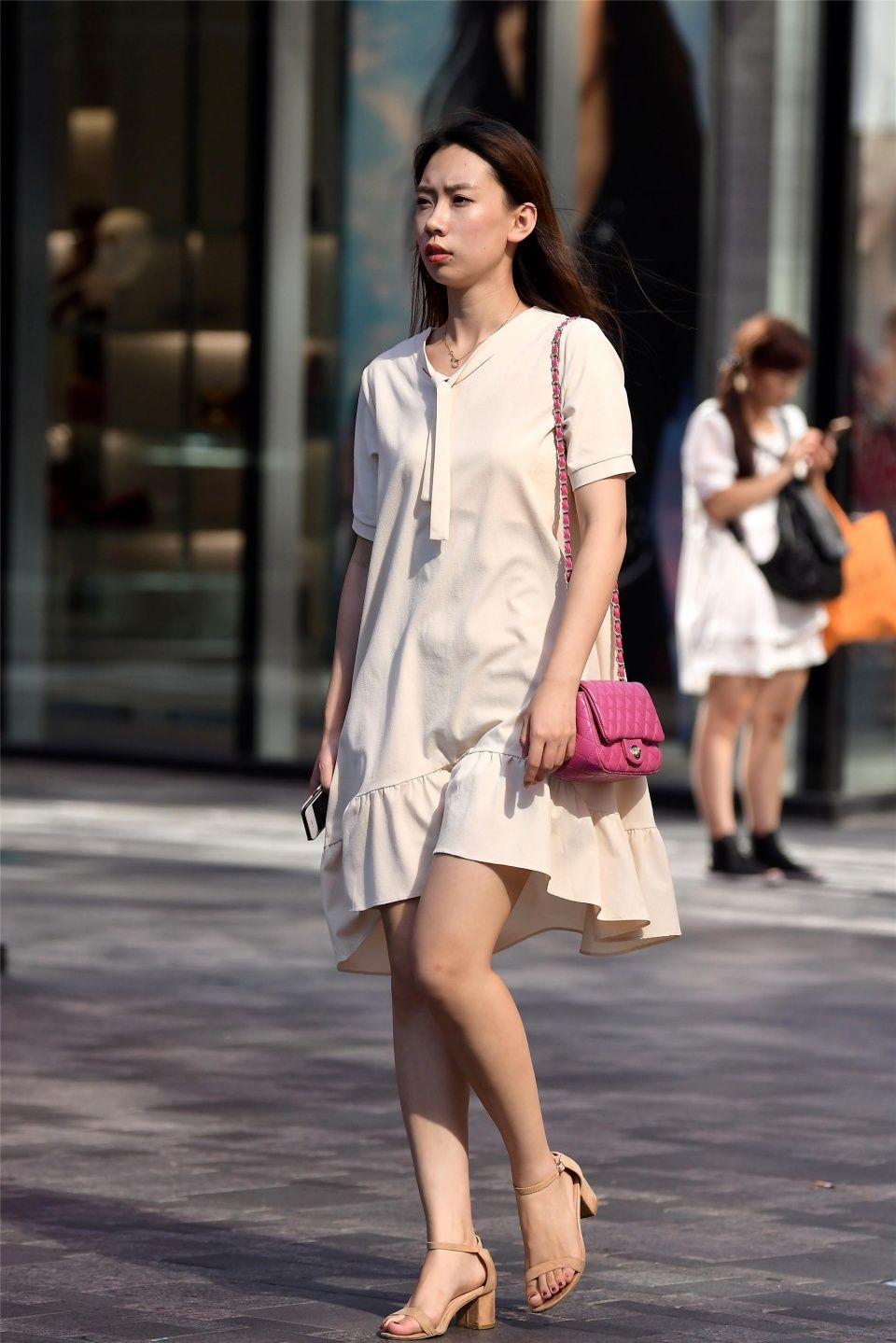 把高跟鞋踩在脚下，让她们的自信油然而生