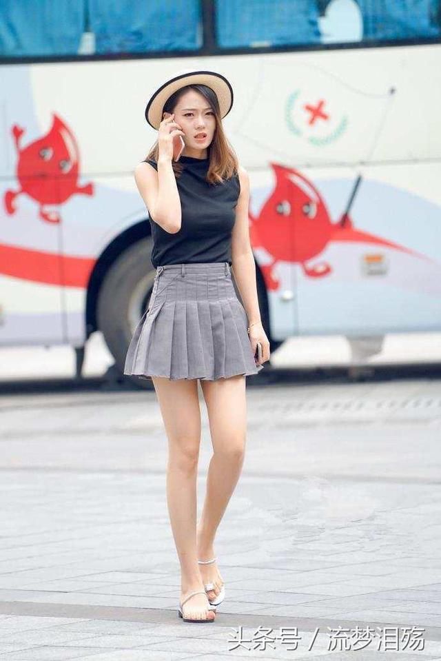 路人街拍，姑娘穿上白色长裙后很有古典美女的那种安静淑女感